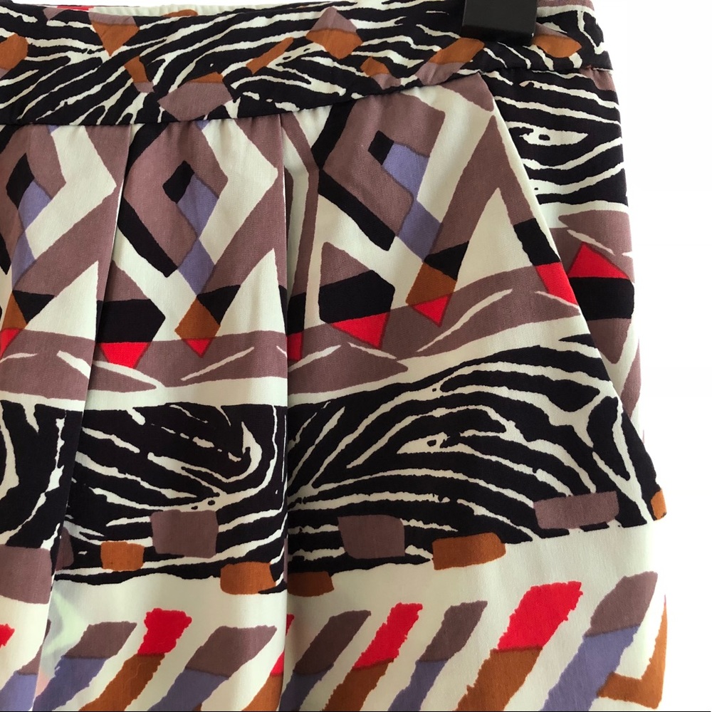 Patterned lightweight skirt with pockets